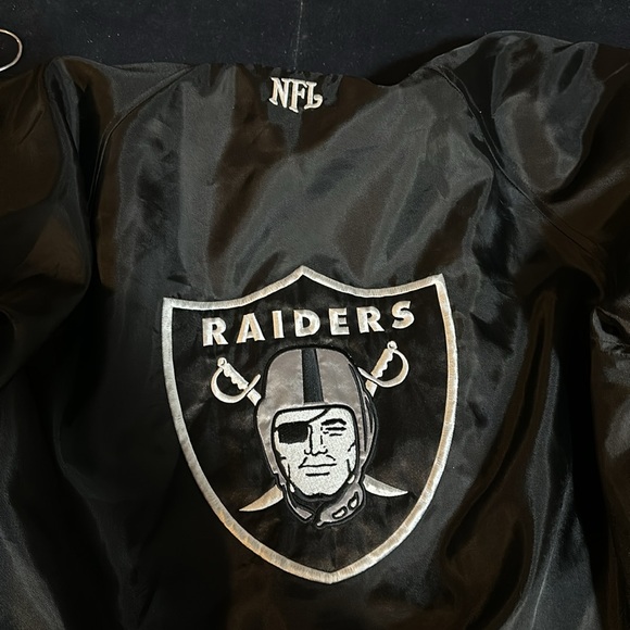Reversible official NFL Raiders jacket - Picture 4 of 8